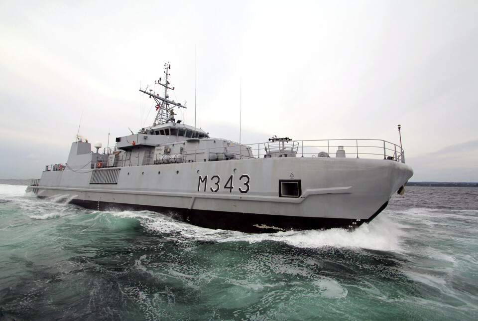 BIDRAR: KNM «Hinnøy» var på plass i Sagfjorden i Nordland for å bidra etter søket av senket fryseboks.