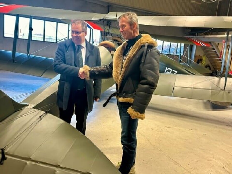 TILSKUDD: Forsvarsminister Bjørn Arild Gram (Sp) og leder av Gloster Gladiator 423-stiftelsen Finn Terje Skyrud.