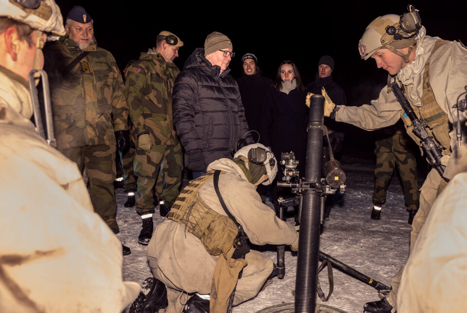 BOMBEKASTER: Gjengen som opererer bombekasteren gir Bjørn Arild Gram en demonstrasjon.