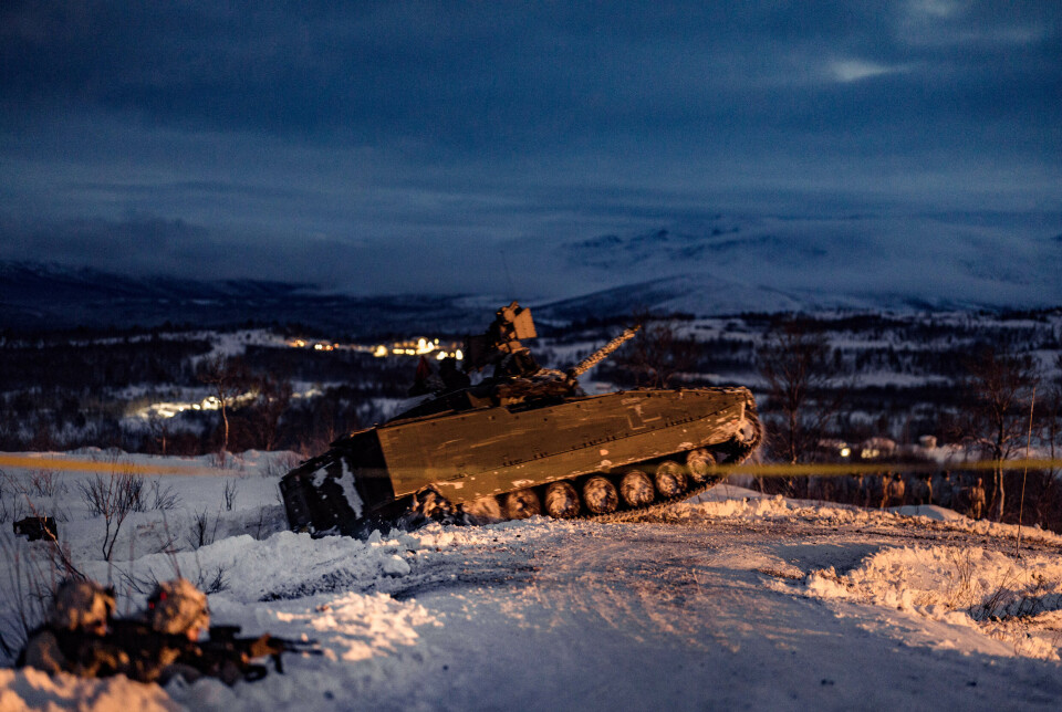 PANSERVOGN: En CV90 stormpanservogn under demonstrasjonen på Mauken