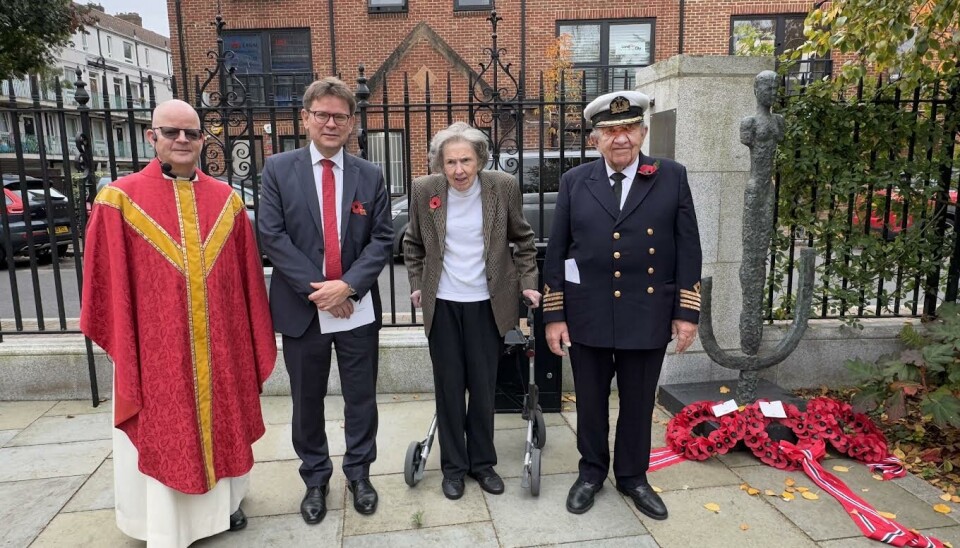 MINNESMARKERING: Sjømannsprest Dag Magnus Hopstock Havgar, ministerråd Øyvind Hernes ved den norske ambassaden i London, Angela Christophersen og pensjonert skipskaptein Wiktor Mølleskog ved det ene minnesmerket utenfor den norske sjømannskirken.