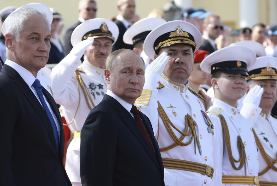 SJEFER: Russlands forsvarsminister Andrej Belousov og president Vladimir Putin under en militærparade i St. Petersburg i sommer.