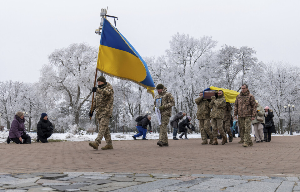 BEGRAVES: En ukrainske soldat som døde i kamper i Kursk-regionen begraves i den ukrainske byen Tsjernihiv.
