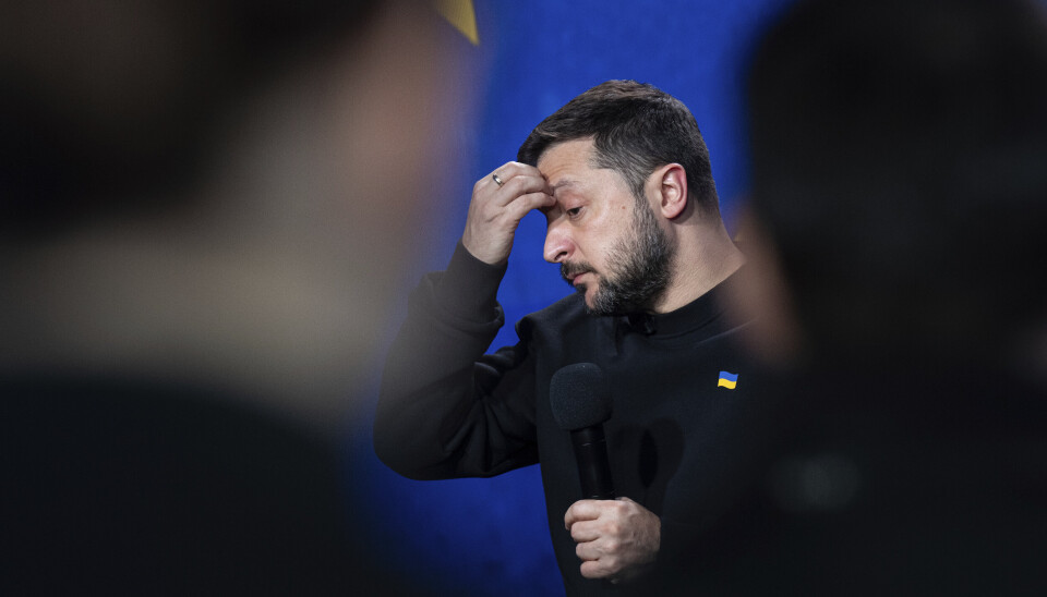 ØNSKER BESKYTTELSE: Ukrainas president Volodymyr Zelenskyj antyder at han kan gå med på en våpenhvile uten umiddelbar russisk tilbaketrekking. I så fall vil han ha beskyttelse fra Nato og mulighet til å kunne forhandle om en diplomatisk løsning for å få tilbake de okkuperte områdene. Bildet er tatt under en pressekonferanse i Kyiv i desember 2023.
