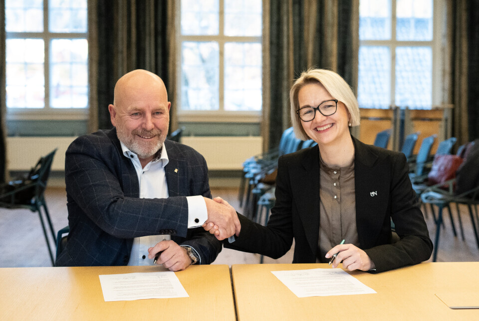 AVTALE: Divisjonsdirektør Terje Bråthen i Kongsberg Defence & Aerospace og rektor Pia Cecilie Bing-Jonsson ved Universitetet i Sørøst-Norge tar hverandre i hånden etter å ha undertegnet en samarbeidsavtale om et nytt studietilbud innen produksjonsledelse.