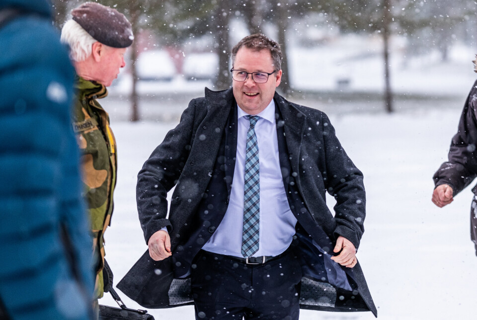 FORNØYD: Forsvarsminister Bjørn Arild Gram (Sp) var i godt humør da han ankom leiren med gladnyheten til soldatene.