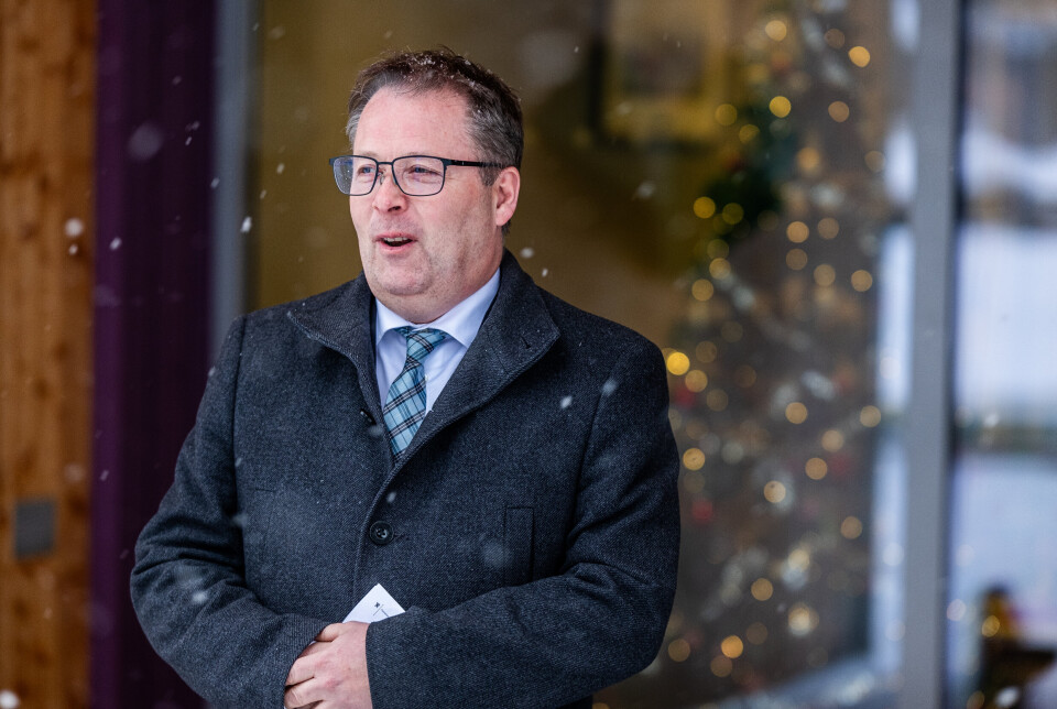 JULESTEMNING: Snøen dalte da forsvarsminister Bjørn Arild Gram (Sp) la fram nyheten.