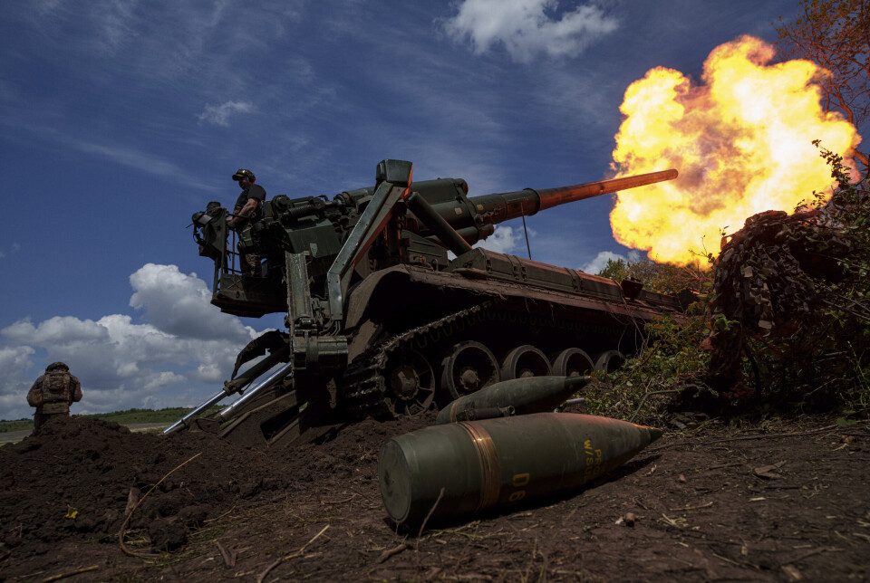 KRIG: Ukrainske soldater skyter mot russiske posisjoner i Donetsk i juni.