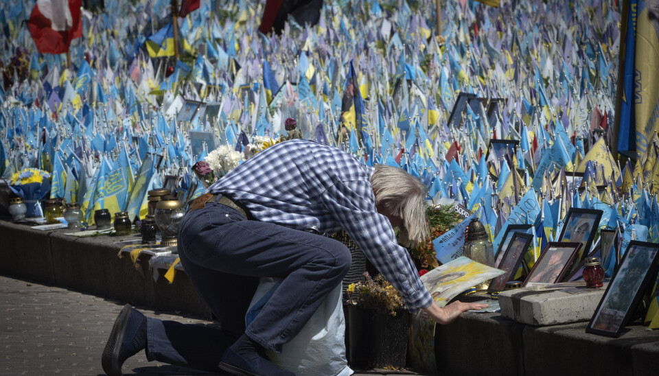 SØRGER: En mann sørger foran et minnesmerke i Kyiv.