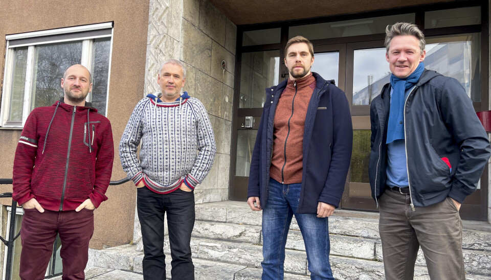 FÅR PRIS: The Barents Observer Kirkenes holder til i Kirkenes og dekker Barentsregionen og Arktis. Nå har de vunnet Sønstebysprisen for sitt arbeid. Bildet er tatt i 2022 og viser fra venstre Denis Zagore, Thomas Nilsen, Georgij Tsjentemirov og Atle Staalesen.