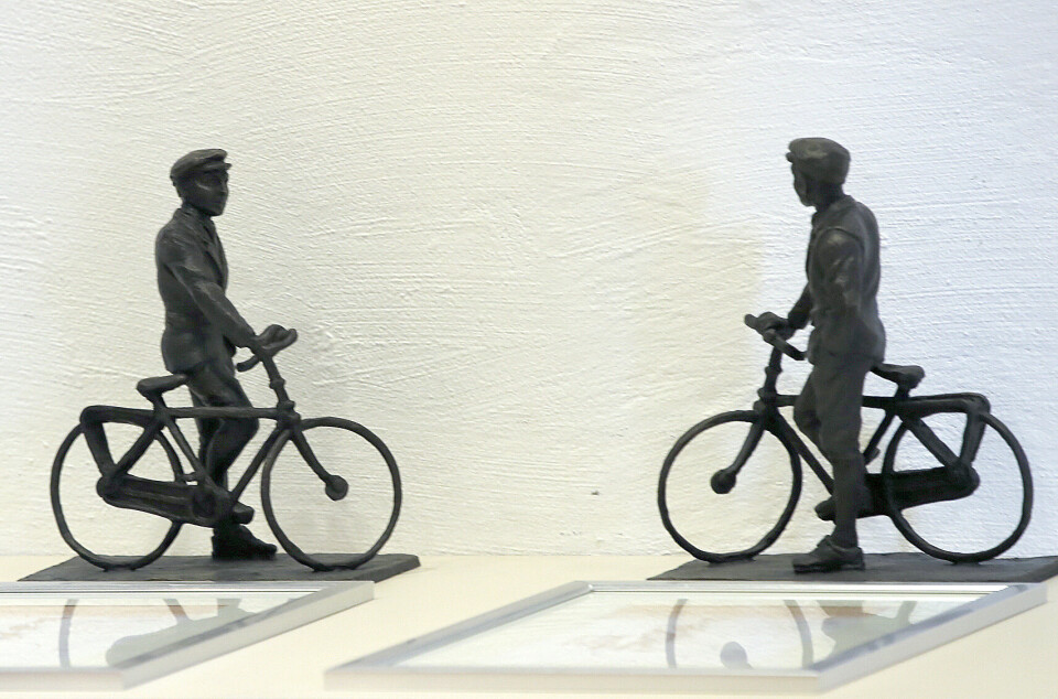 MANNEN PÅ SYKKELEN: Selve prisen er en miniatyr av Per Ungs statue av Sønsteby selv. Statuen står i dag på Karl Johan i Oslo, hvor Sønsteby bevitnet tyske soldater som marsjerte gjennom Oslo.