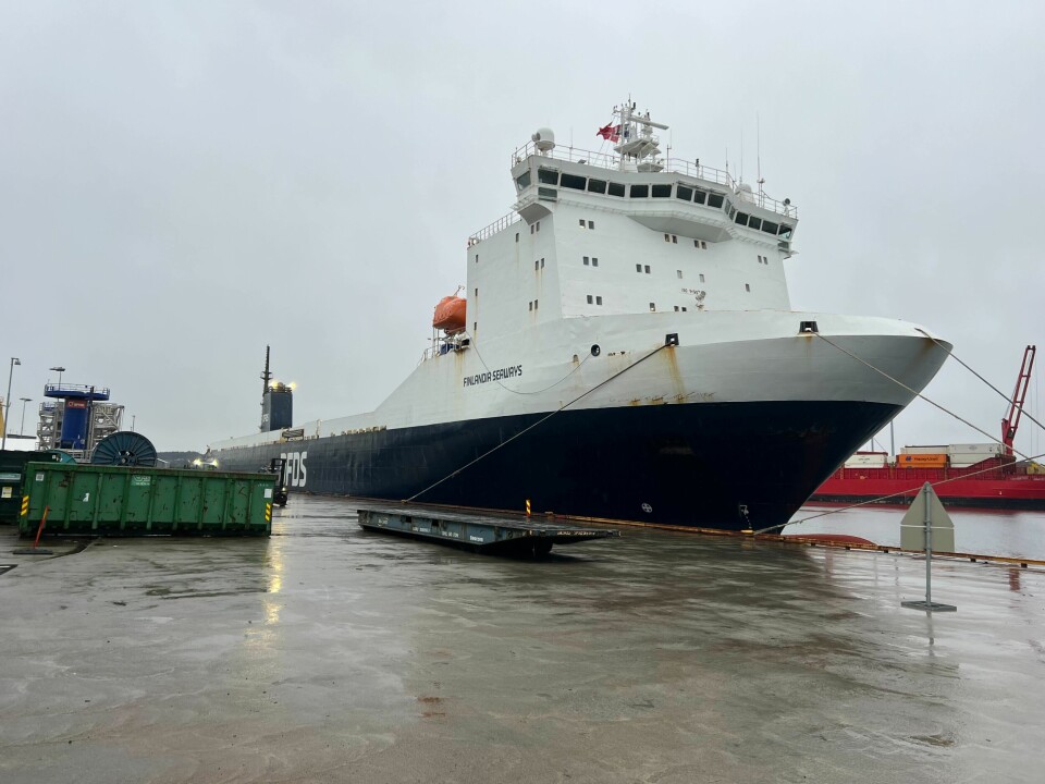 SATT TIL KAI: Finlandia Seaways gikk på grunn i forrige uke. Forsvarets forum var innom området på Karmøy hvor skipet ligger til på lørdag. Utstyret ble først losset av og satt på nytt skip søndag.