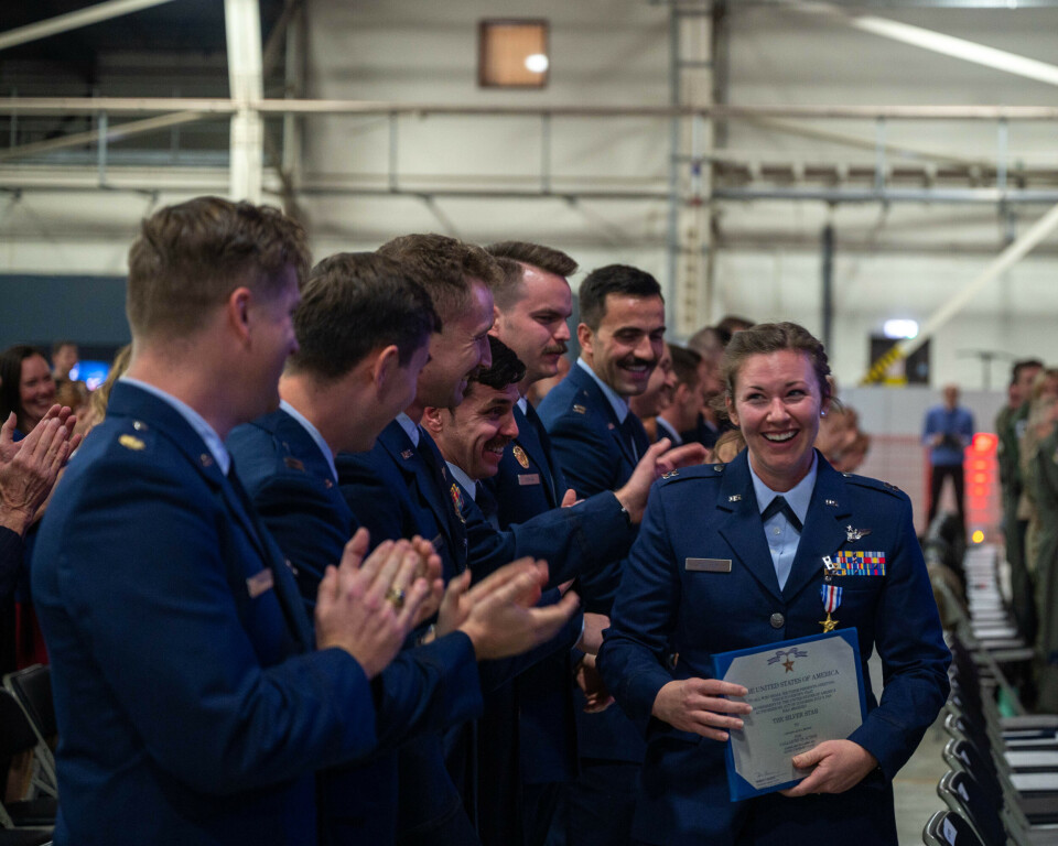 APPLAUS: Kaptein Lacie «Sonic» Hester (t.h.) ble den 12. november tildelt medaljen Silver Star. Hun er våpenoperatør i det amerikanske luftforsvaret.