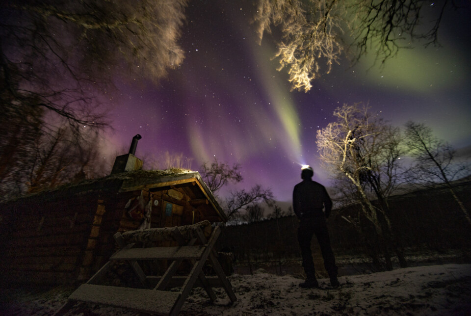 DISCO FRA HIMMELEN: Lysshow utenfor Ole Nergårdbua.. En herlig avslutning på enda en flott dag i Dividalen.