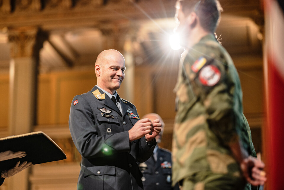 ANERKJENNELSE: Sjef for Luftforsvaret Øivind Gunnerud delte onsdag ut medaljen for internasjonal tjeneste til de norske mannskapene som har trent opp ukrainske F-16-soldater i Danmark.