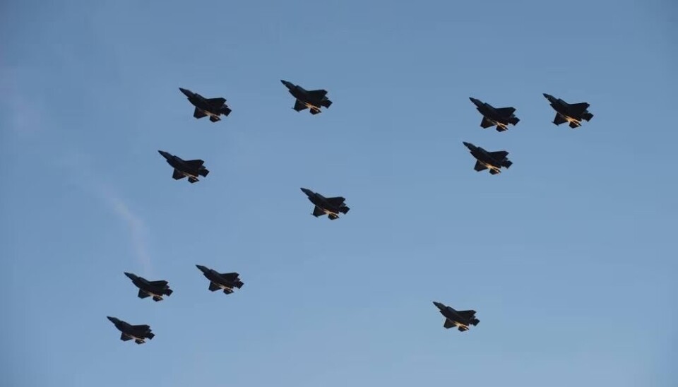FORMASJON: Kampflyene flyr i julestjerneformasjon over Norge.