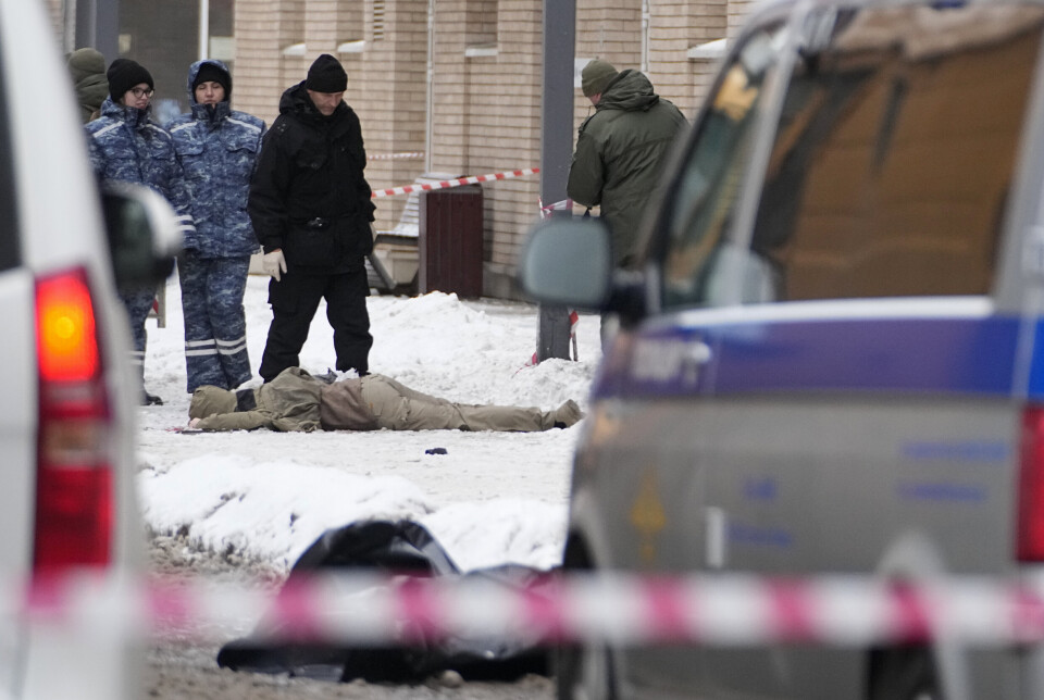 ÅSTED: Russiske etterforskere ved det som tilsynelatende er en drept person ved åstedet i Moskva der general Igor Kirillov ble drept i et attentat.