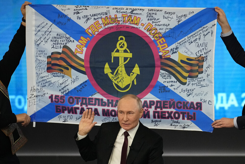 SHOW: Putin tok frem et flagg han hadde fått med signaturene til russiske soldater i Ukraina: