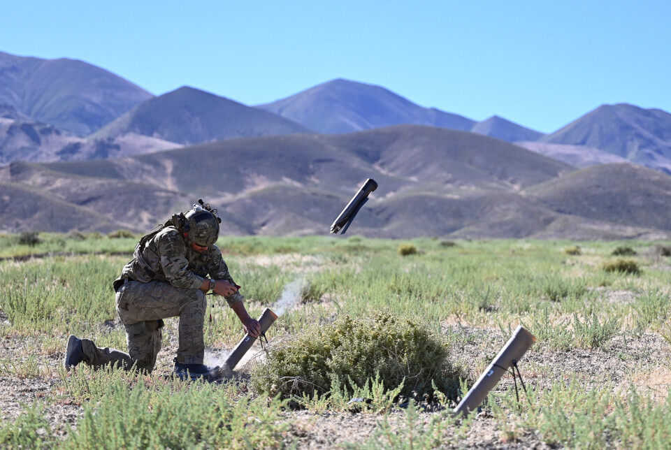TEST: En amerikansk spesialsoldat fyrer av en Switchblade 300 under en øvelse.