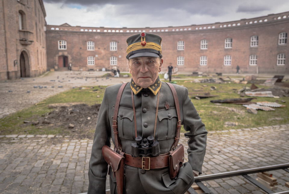 PÅ SETT: Bjørn Sundquist spiller hovedrollen som oberst Birger Eriksen på Oscarsborg under den dramatiske natten til 9. april 1940. Han var oppslukt i rollen da Forsvarets forum besøkte øya, så intervjuet gikk over telefon et par dager senere.