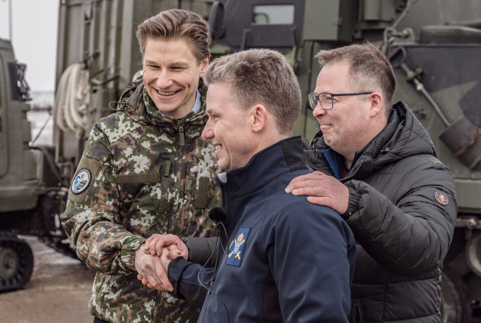NY BAKKESTYRKE: Finlands forsvarsminister Antti Häkkänen (til venstre) kunngjorde at Norge skal delta i Nato-bakkestyrker i landet under en arbeidsmiddag for forsvarsministrene i Nato i forbindelse med Nato-toppmøtet i Haag.