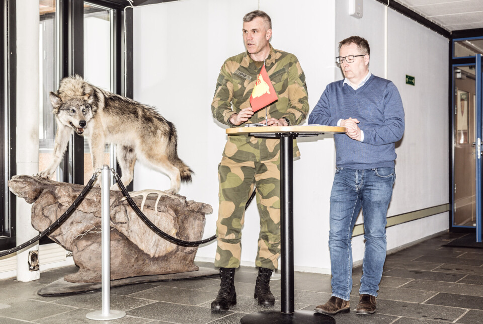 STORE PLANER: Hærsjef Lars Lervik og forsvarsminister Bjørn Arild Gram lover tung satsing på Finnmarksbrigaden. Planene ble presentert foran denne fryktinngytende (canadiske) ulven i Porsangmoen leir.