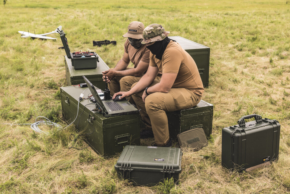 STADIG UTVIKLING: To ukrainske droneoperatører utfører tester og videreutvikler droner.