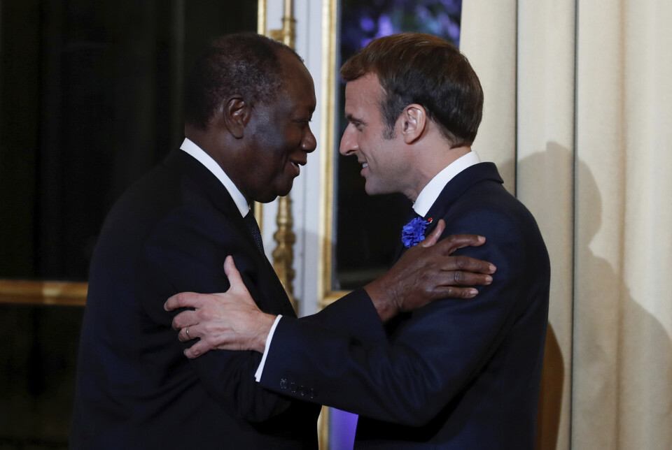 2021: Elfenbenskystens president Alassane Ouattara og Frankrikes president Emmanuel Macron hilser på hverandre under et møte i Paris Peace Forum i november 2021.