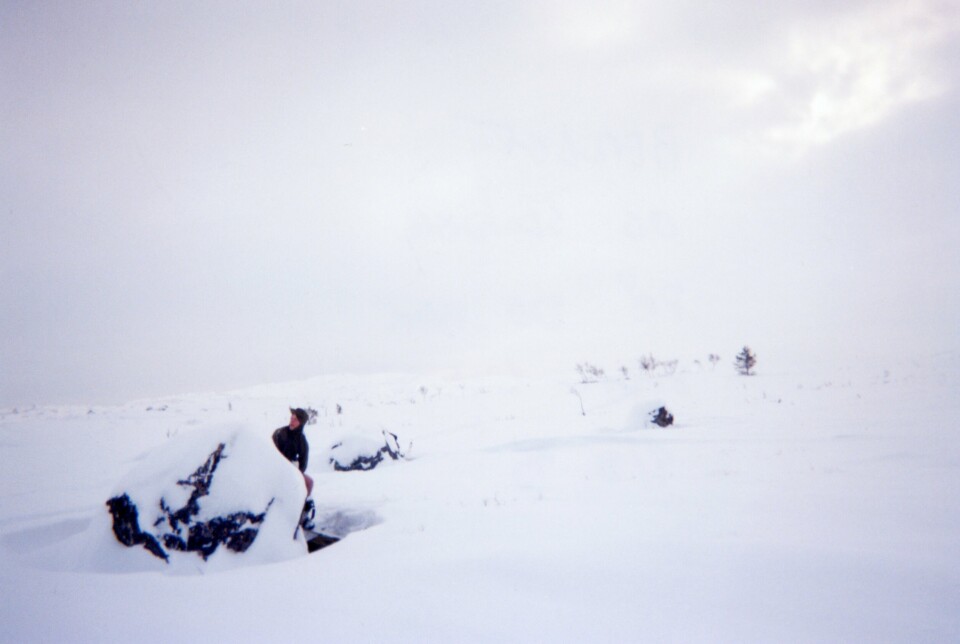 I FELT: Bak hver av de to store steinene sitter det en rekrutt og skiter med skiene på. En av dem
presterte å skite på den ene skia si, og det ble ikke oppdaget før han gikk videre foran oss.
Med hvite ski i snøføyka så det ut som om bæsjen fulgte etter på egenhånd med håp om å
slippe inn i varmen igjen.