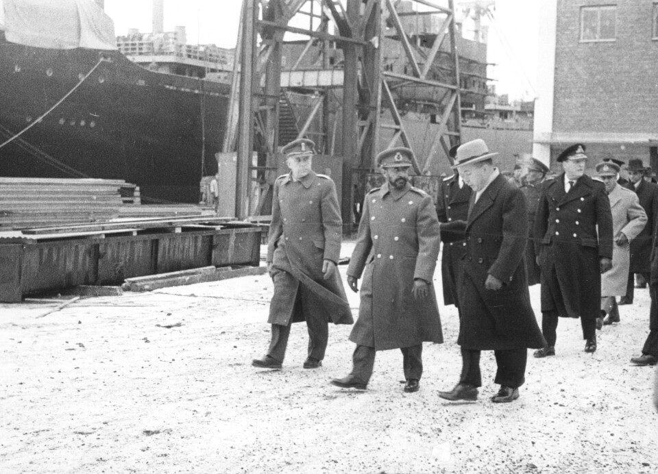 BESØK: Keiser Haile Selassie besøker Horten, 19.11.1954. Daværende kronprins Olav kan sees i bakgrunnen.