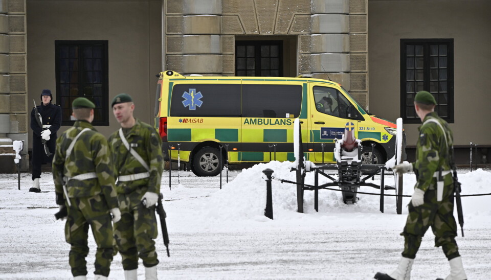 BAJONETT: En gardist skadet seg på sin egen bajonett etter at han falt på glattisen foran slottet i Stockholm lørdag.