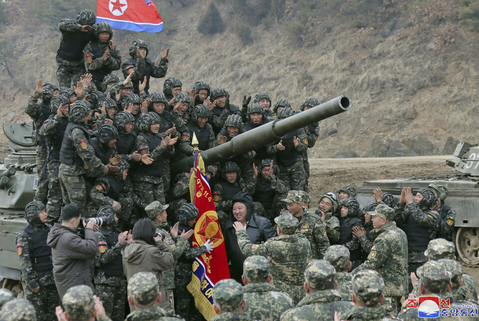 KIM JONG-UN: Nord-Koreas leder Kim Jong-un møter nordkoreanske soldater undert en øvelse i mars 2024.