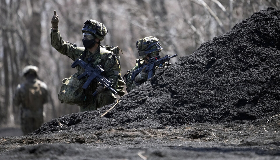 PÅ ØVELSE: Japansk militært personell under en øvelse ved Higashi Fuji øvingsfelt. sørvest for Tokyo. Bildet er fra mars 2022.