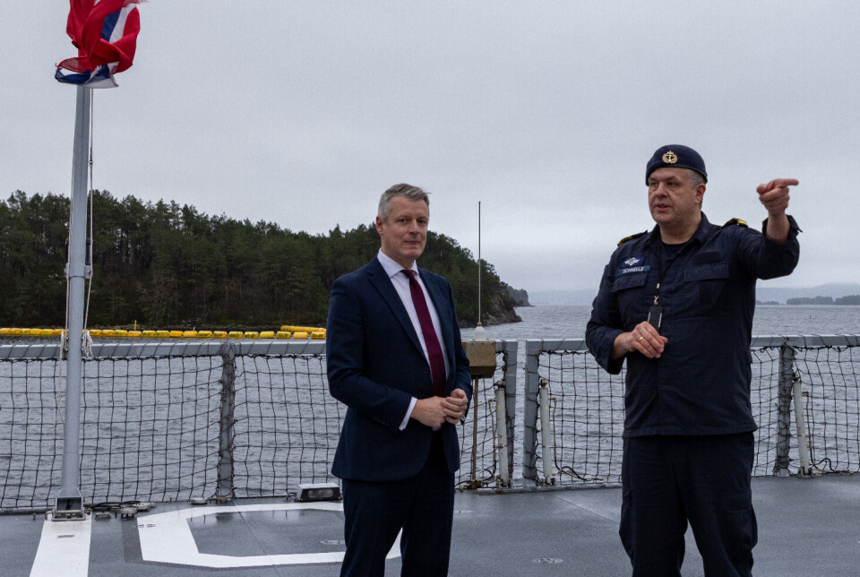 HAAKONSVERN: Luke Pollard om bord på fregatten KNM Otto Sverdrup, sammen med skipssjef Stian Schnelle.