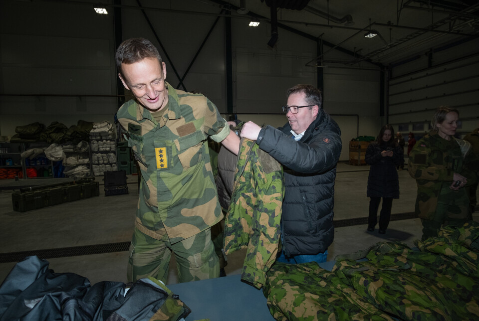 DRESSES OPP: Forsvarsminister Bjørn Arild Gram hjelper med å kle på forsvarssjef Eirik Kristoffersen den nye uniformen. Kristoffersen må likevel vente med å bruke NCU-uniformen.
