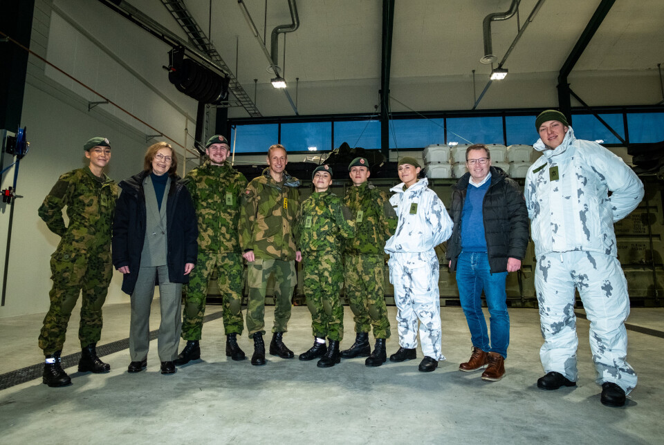 NYE UNIFORMER: Gro Jære, Eirik Kristoffersen og Bjørn Arild Gram poserer sammen med med de vernepliktige modellene som alle hadde på seg ulike deler av ny uniform.