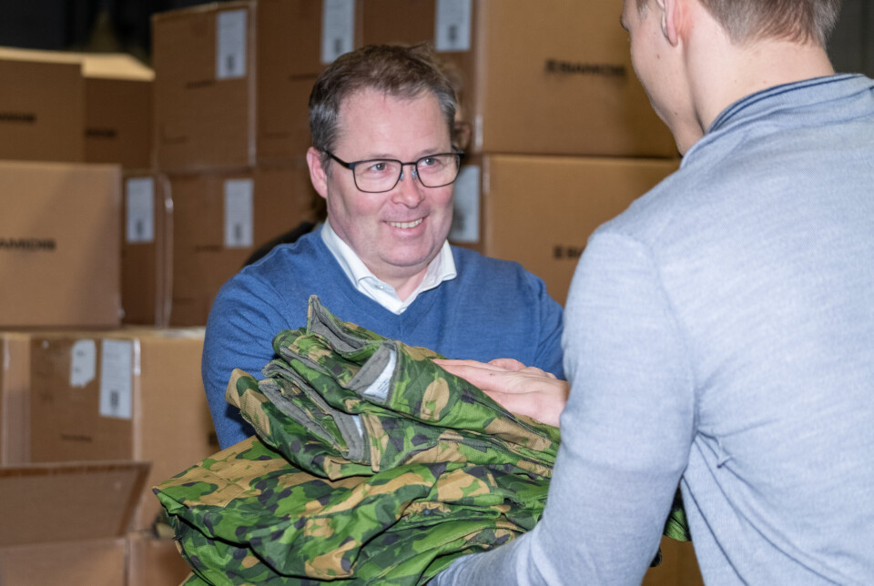 UTLEVERING: Forsvarsministeren tok seg god tid til å dele ut uniformer og prate med menige på GSV.