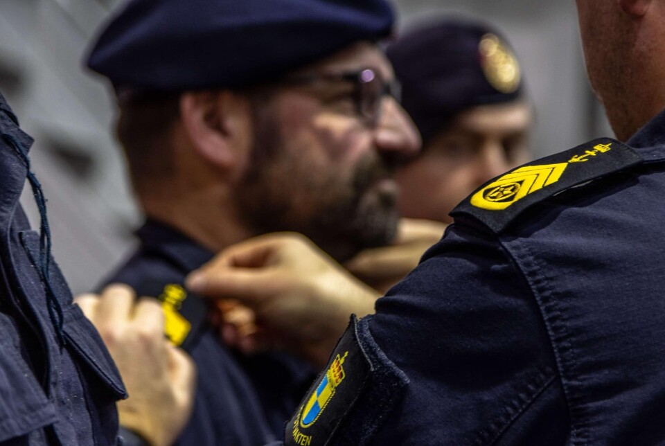 NYTT GULL: En sjefsmester i Kystvakten deler ut nye distinksjoner til spesialistene om bord. Sjefsmesteren er det befalet i avdelingen med høyest grad. Denne sjefsmesteren har skvadronsmester grad (OR 6) og en stjerneknapp midt i distinksjonen.