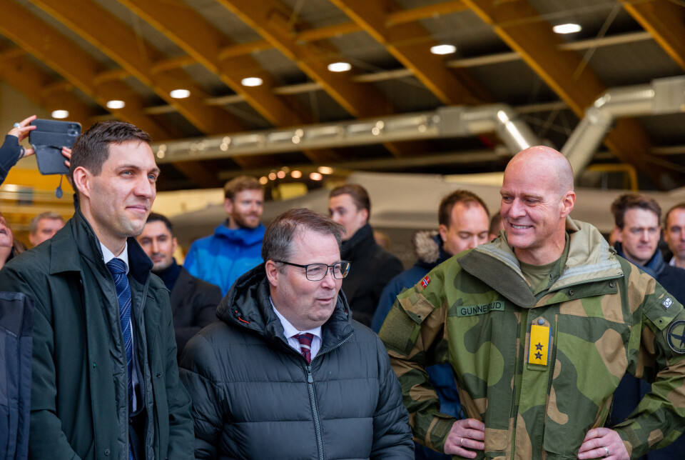 VIL HA KLIMATILTAK: Klima- og miljøminister Andreas Bjelland Eriksen (f.v.), forsvarsminister Bjørn Arild Gram og sjef for Luftforsvaret Øivind Gunnerud på Ørland flystasjon i forbindelse med tanking av biodrivstoff på F-35.