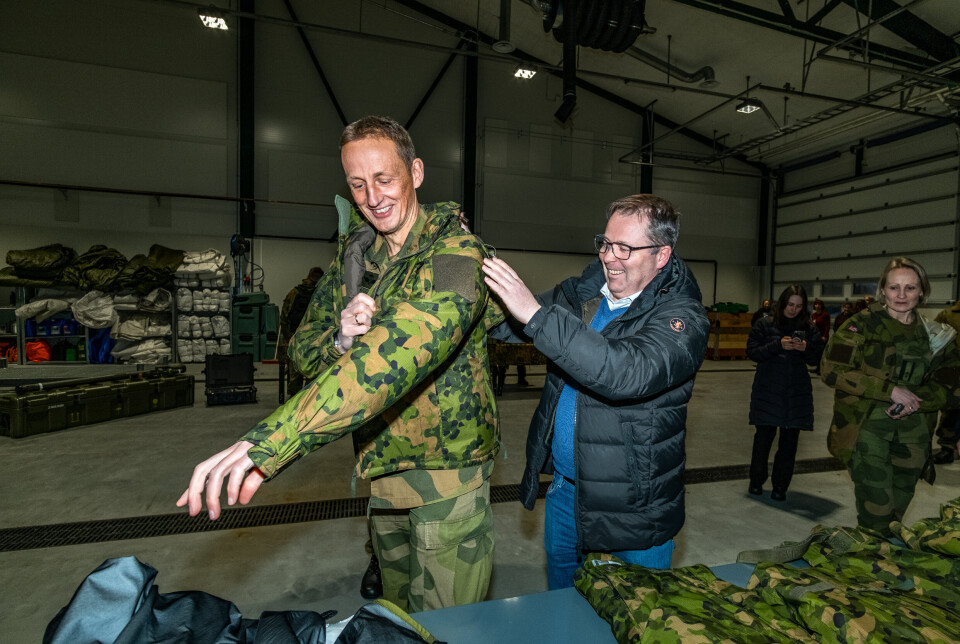 GOD TONE: Forsvarsminister Bjørn Arild Gram (Sp) måtte kle på forsvarssjef Eirik Kristoffersen den nye uniformsjakka under utdeling av de første uniformene på Høybuktmoen i Kirkenes for to uker siden.