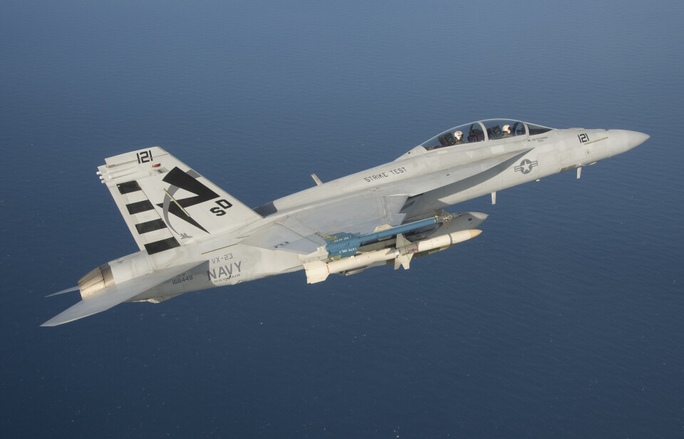 TESTFLYGNING: Et amerikansk F/A-18F Super Hornet kampfly under en testflygning med et AGM-88ER-missil.