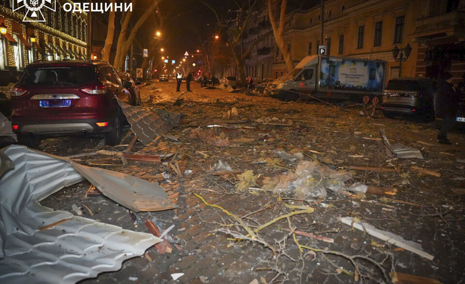 GAMLEBYEN: Grener og deler som har rast fra bygninger ligger strødd utover en gate i gamlebyen i Odesa etter fredagens angrep.