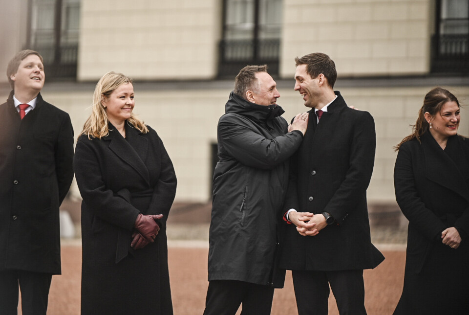 NY: Tore O. Sandvik er utpekt som ny forsvarsminister. Her står han sammen med resten av statsminister Jonas Gahr Støres regjering på slottsplassen tirsdag.