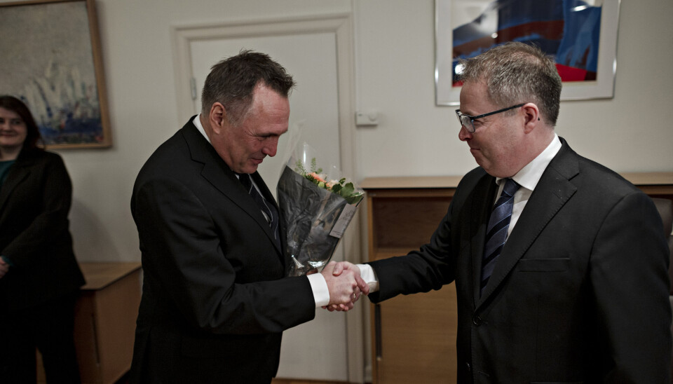 NØKKELEN: Tore O. Sandvik er utnemnt til forsvarsminister og får nøkkelen av Bjørn Arild Gram.