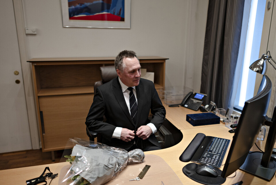 PÅ PLASS: Tore O. Sandvik har inntatt sitt nye kontor.