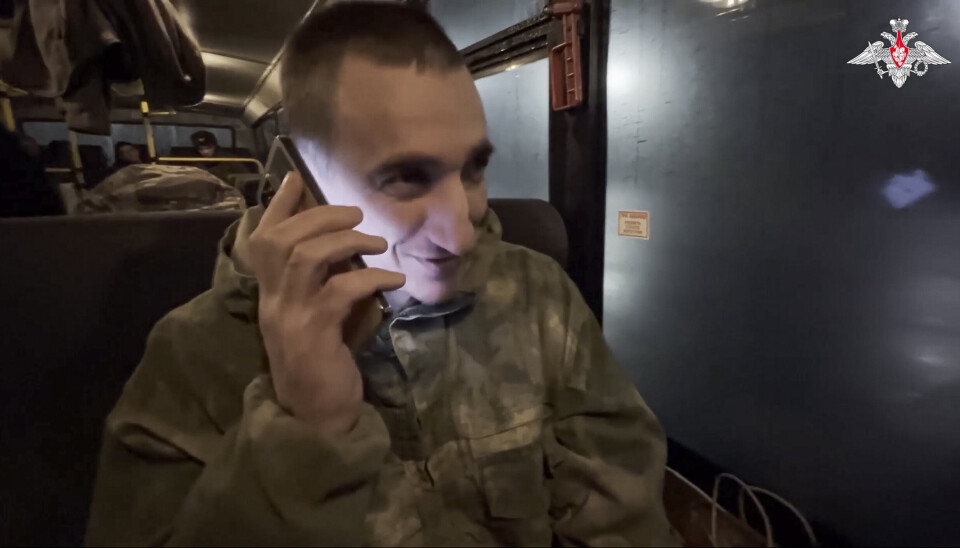 RINGER: Dette bildet er hentet fra en video som er distribuert fra det russiske forsvarsdepartementet. Det viser en russisk soldat som ringer fra en buss etter en fangeutveksling med Ukraina. Bildet skal være fra et uspesifisert sted i Belarus. Det er datert 30. desember 2024.