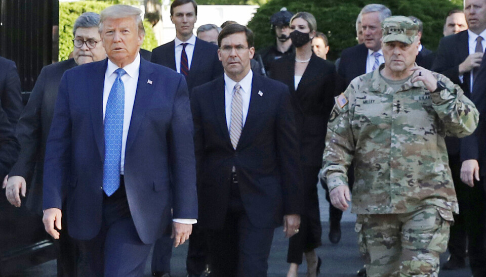 INGEN VAKTHOLD: Både Mark Esper (i midten) og Mark Milley (t.h.) er blitt fratatt vaktholdet etter at Donald Trump igjen er blitt president. Her er alle tre avbildet utenfor Det hvite hus i juni 2020.