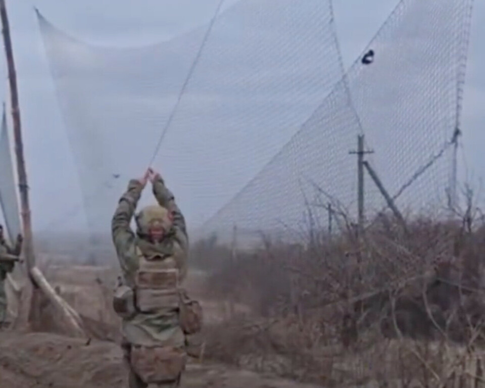 BESKYTTELSE: Russerne har bygget en nettingtunnel for å beskytte seg mot ukrainske droner.