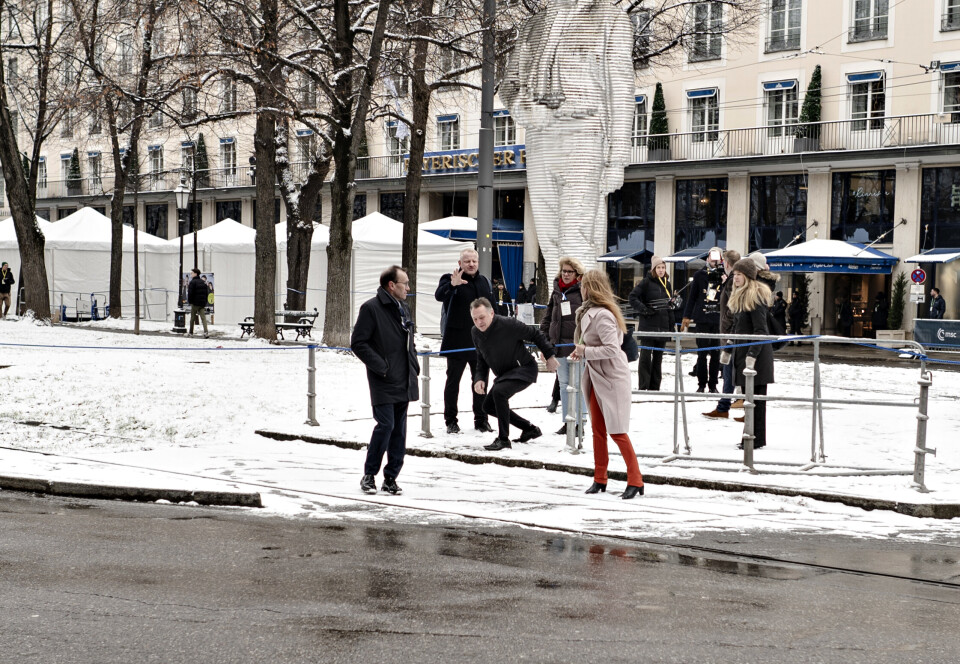 MØTTE PRESSEN: Utenriksminister Espen Barth Eide og forsvarsminister Tore O. Sandvik utenfor konferansehotellet Bayerischer Hof.