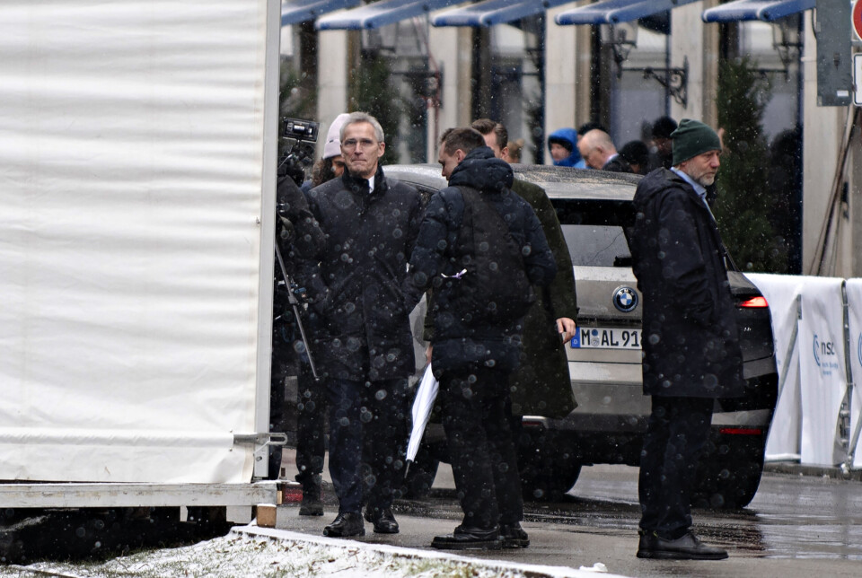SNØVÆR: Det snødde da Jens Stoltenberg møtte pressen på siste dag av sikkerhetskonferansen i München.